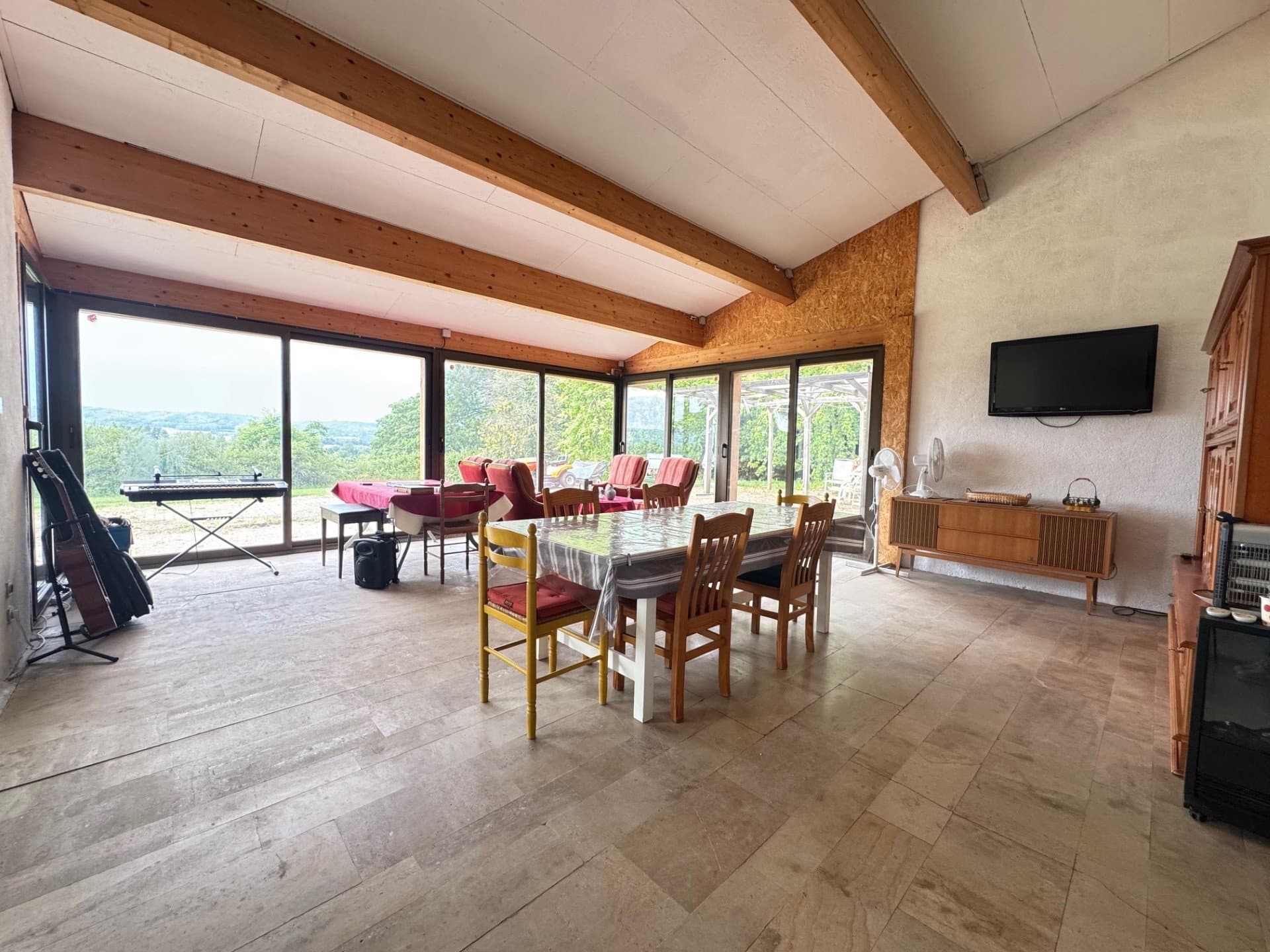 Spacious Property With Large Park And Multiple Living Spaces 2