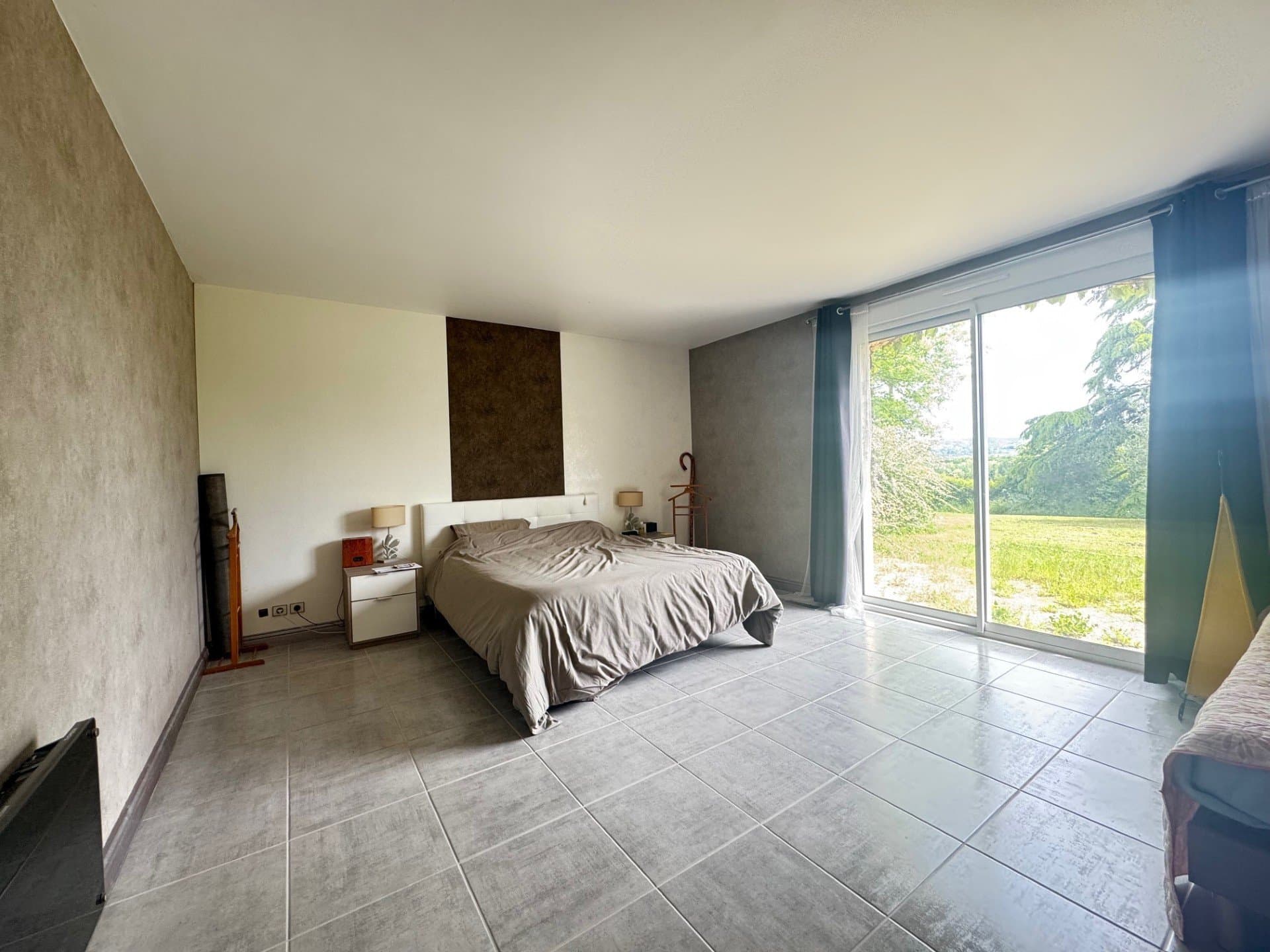 Spacious Property With Large Park And Multiple Living Spaces 3