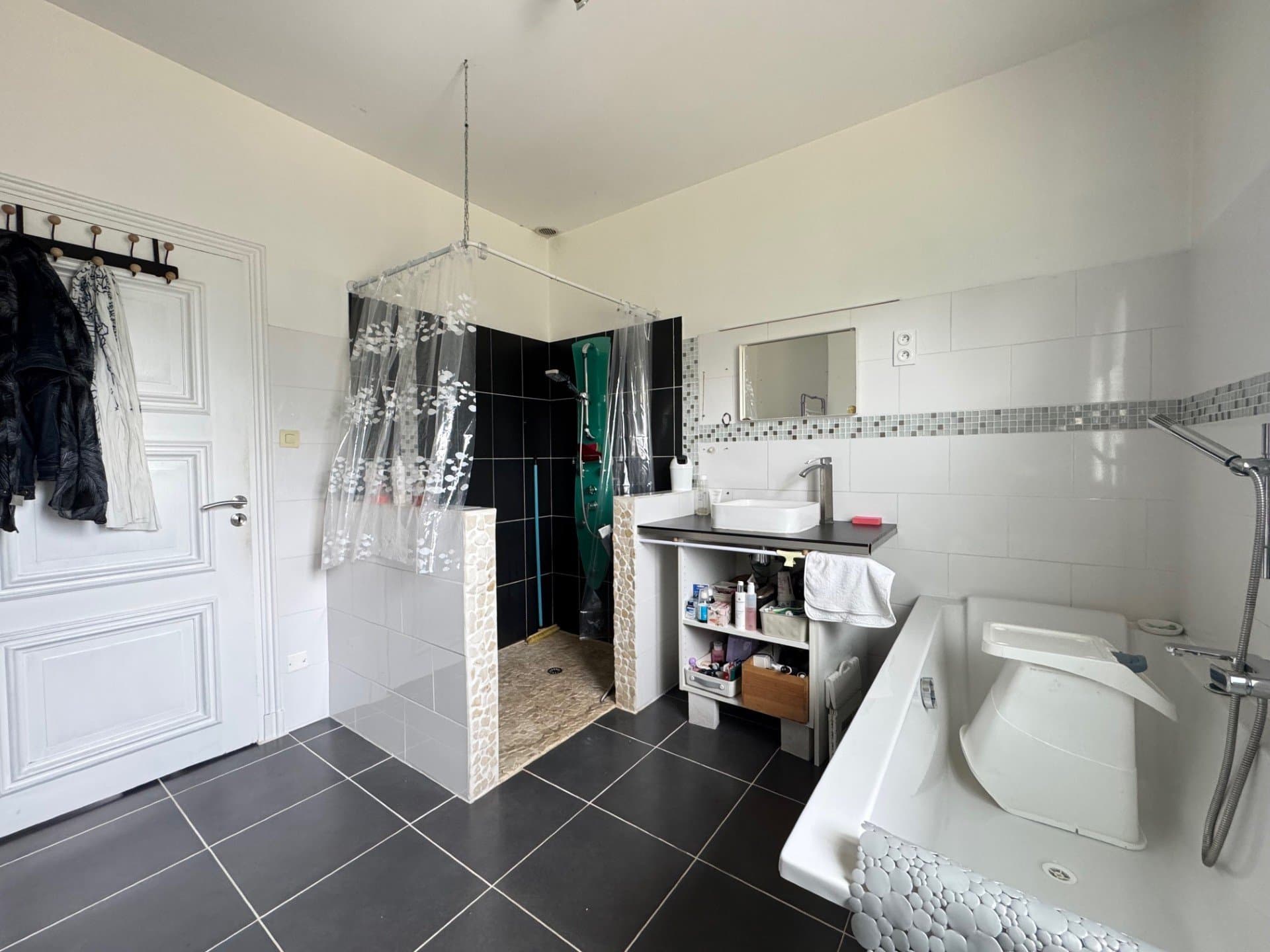 Spacious Property With Large Park And Multiple Living Spaces 4
