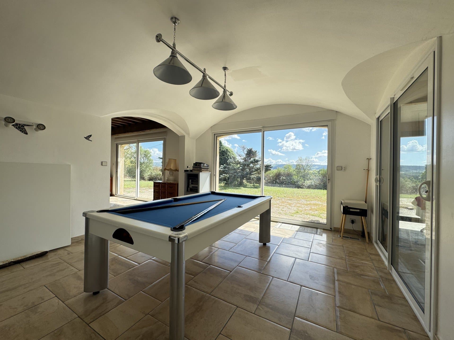 Spacious Property With Large Park And Multiple Living Spaces 5