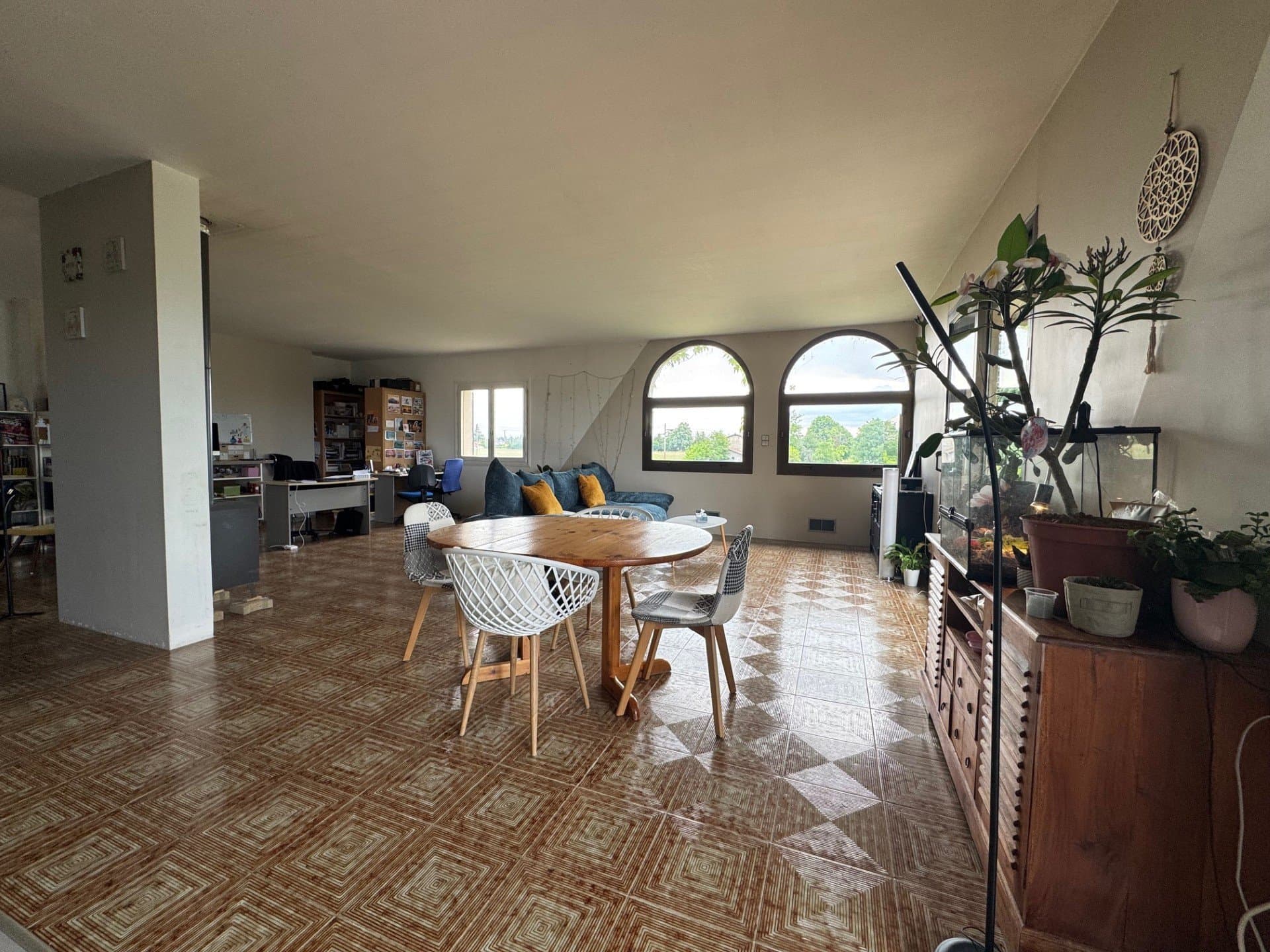 Spacious Property With Large Park And Multiple Living Spaces 5