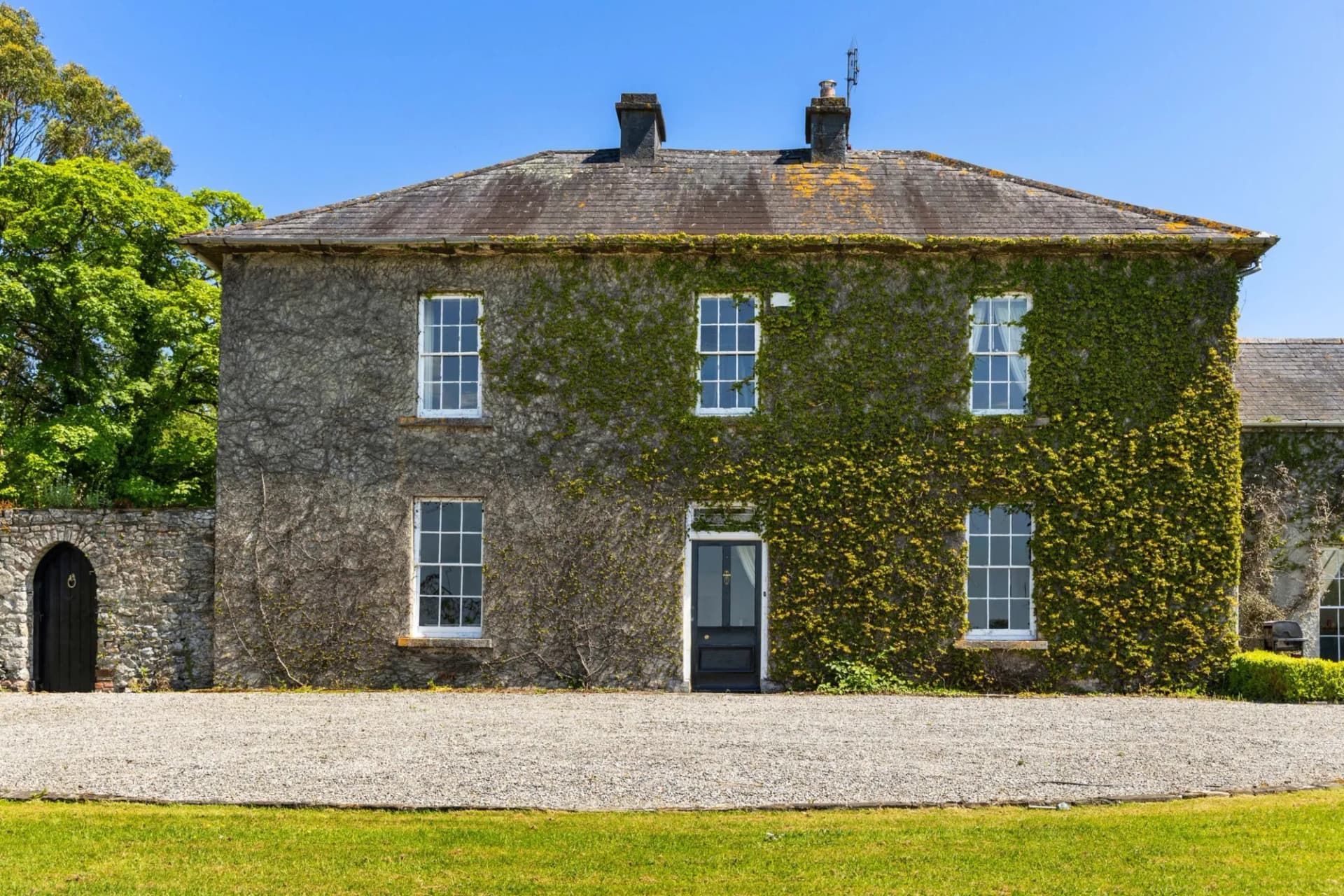Elegant Late Georgian Country House with Equestrian Facilities 3
