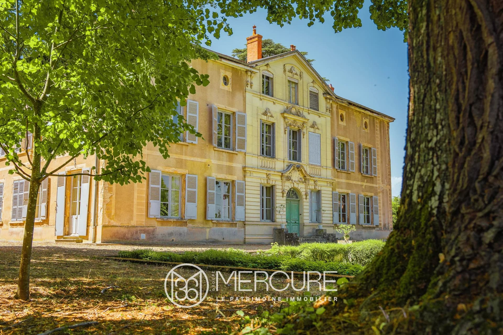 Elegant 17th Century Manor House With 6.3 Hectares And Tennis Court — Manor House for sale in Auvergne-Rhône-Alpes, France