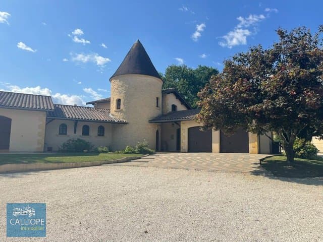 Charming Villa with Pool in a Serene Park Near Bordeaux