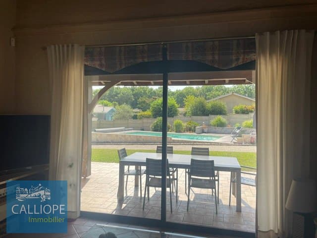 Charming Villa with Pool in a Serene Park Near Bordeaux 4