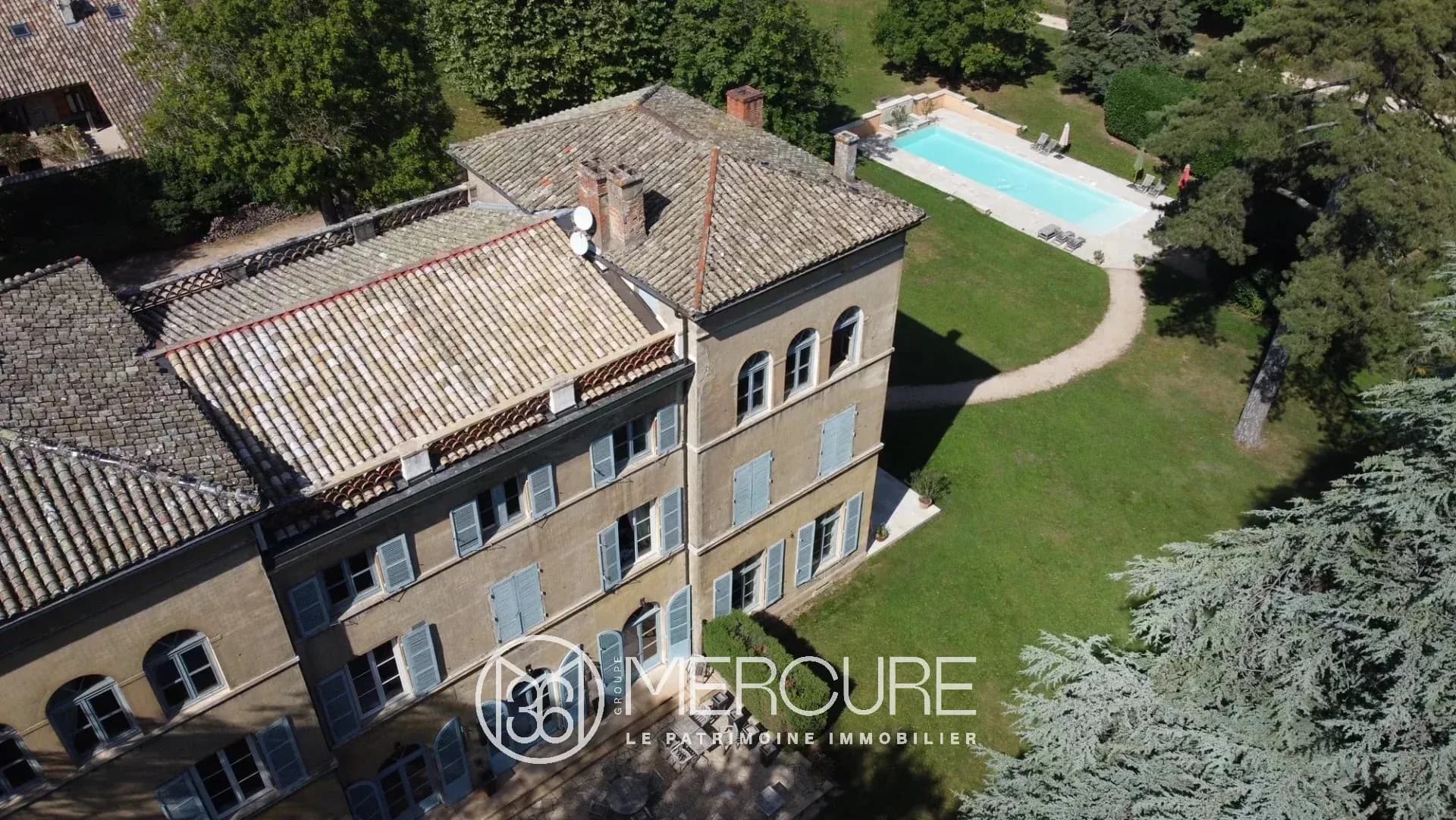 Elegant 19th Century Castle With Beautiful Park And Swimming Pool 3
