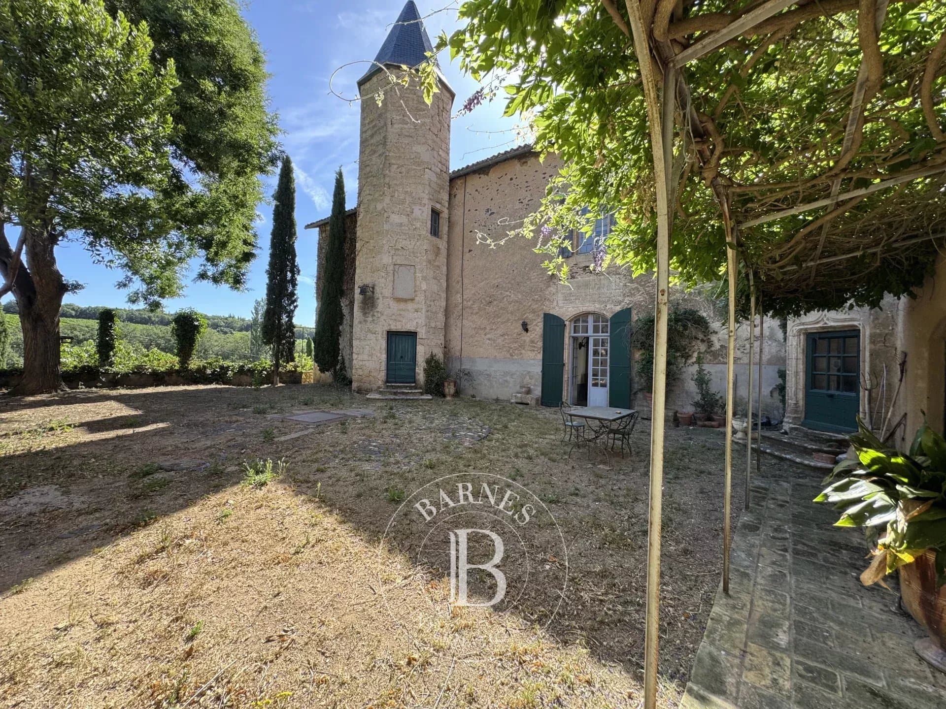 Historic Château with Equestrian Facility and Landscaped Gardens — Château for sale in France