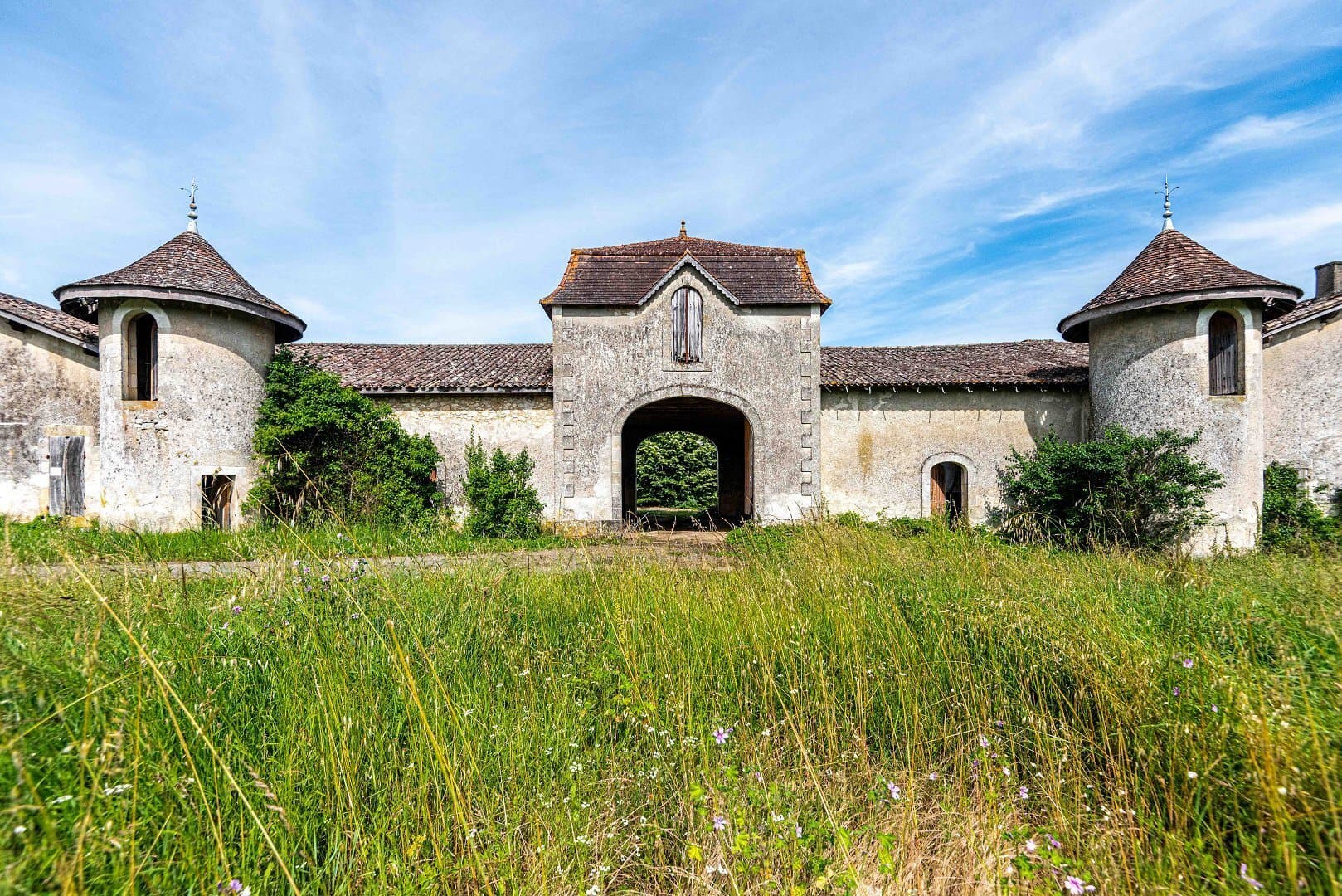 19th Century Château With Renovation Potential In The Heart Of Bordeaux Vineyards — Château for sale in France