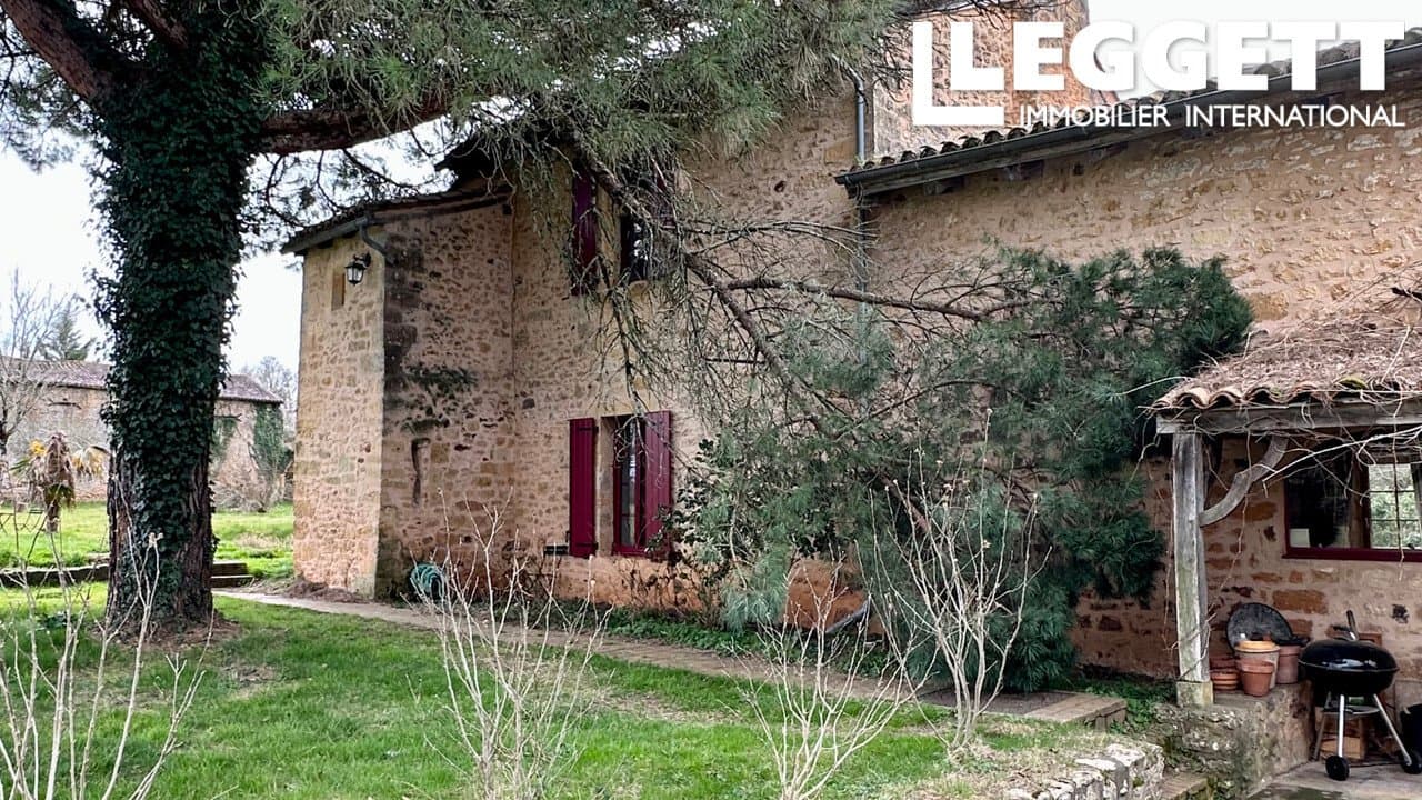 Historic Château With Principal House, Guest House, And Large Stables 5