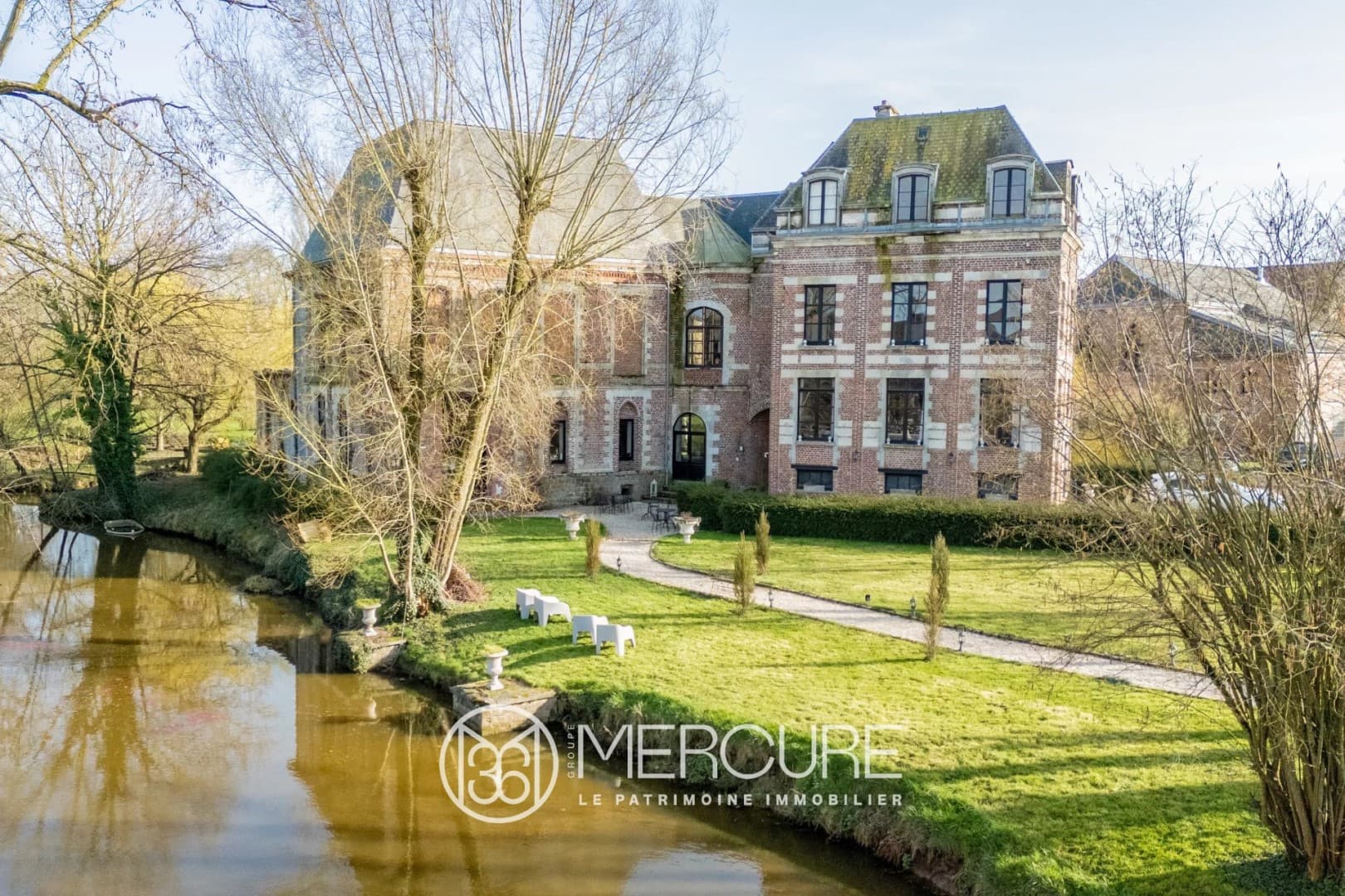 Historic Château with 5 Bedrooms and 400 Sqm Living Space 2