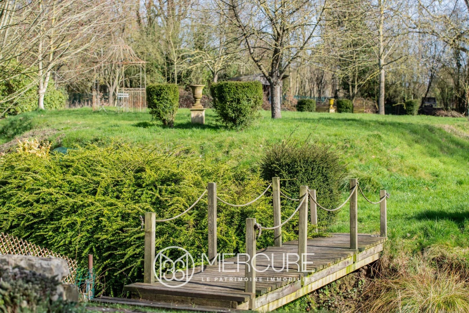 Historic Château with 5 Bedrooms and 400 Sqm Living Space 3