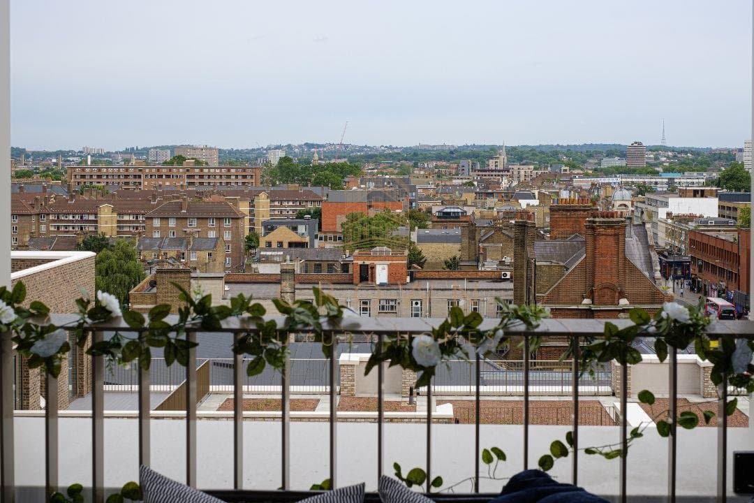 Modern Two-Bedroom Apartment With Private Balcony And Five-Star Amenities — in Greater London, England