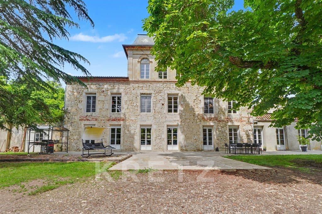 Elegant 16th Century Castle with Independent Gîte and Swimming Pool 2
