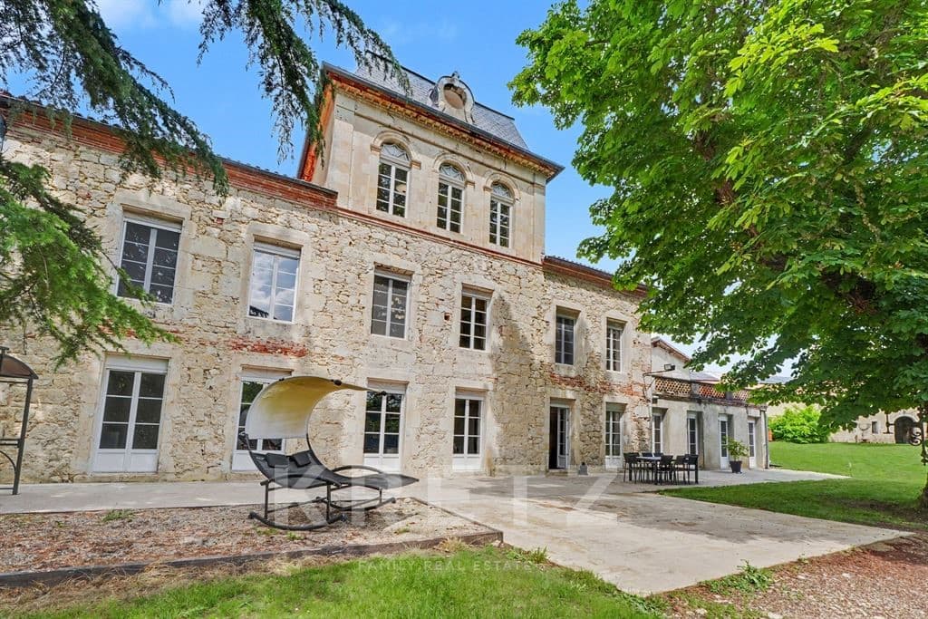 Elegant 16th Century Castle with Independent Gîte and Swimming Pool 3
