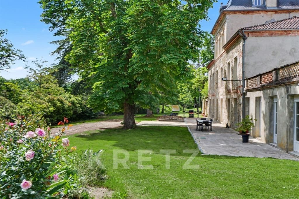 Elegant 16th Century Castle with Independent Gîte and Swimming Pool 4