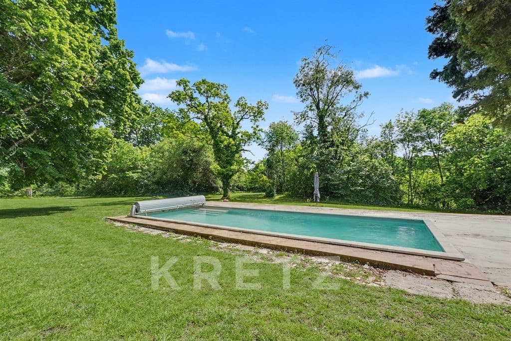 Elegant 16th Century Castle with Independent Gîte and Swimming Pool 4