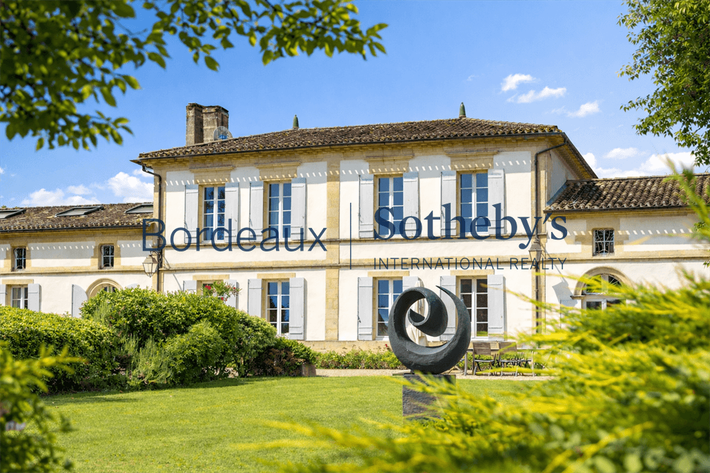 Elegant 18th Century Château With Guest Houses And Swimming Pool — Château for sale in France