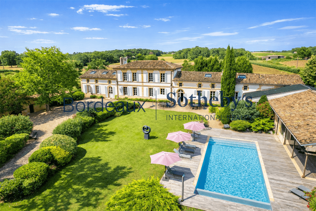 Elegant 18th Century Château With Guest Houses And Swimming Pool 2