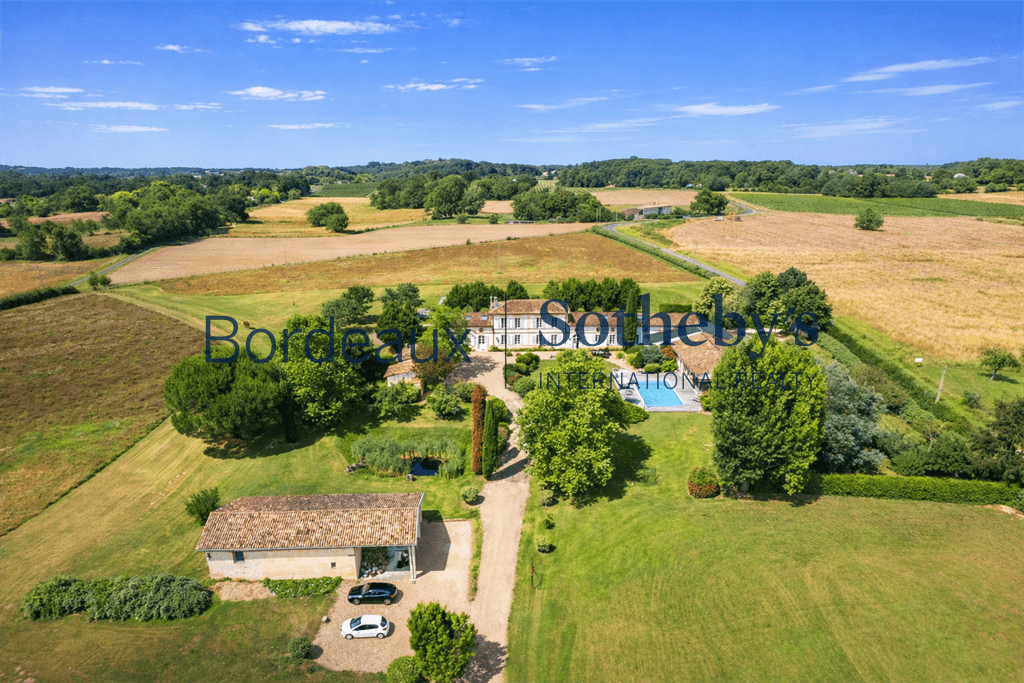 Elegant 18th Century Château With Guest Houses And Swimming Pool 3