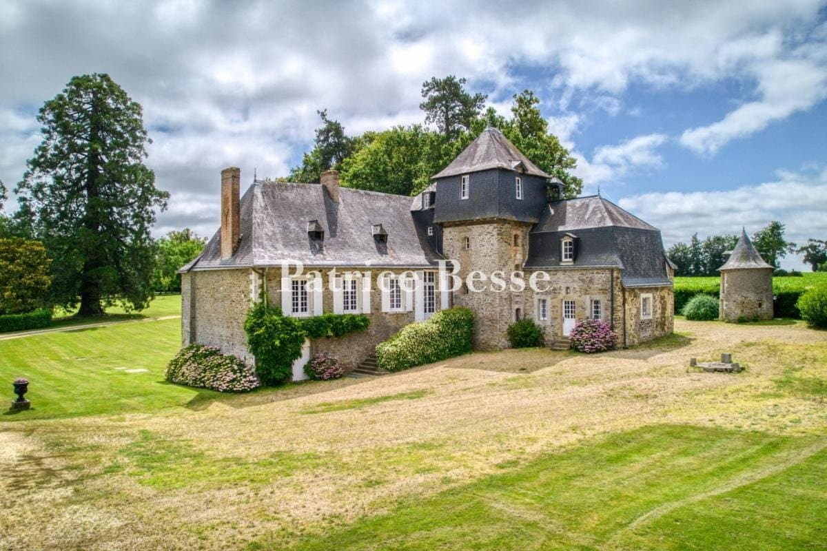 16th And 18th Century Manor With Outbuildings In 10 Hectares Of Parkland