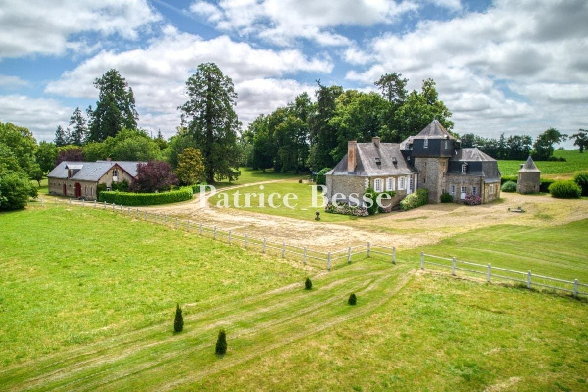 16th And 18th Century Manor With Outbuildings In 10 Hectares Of Parkland 2