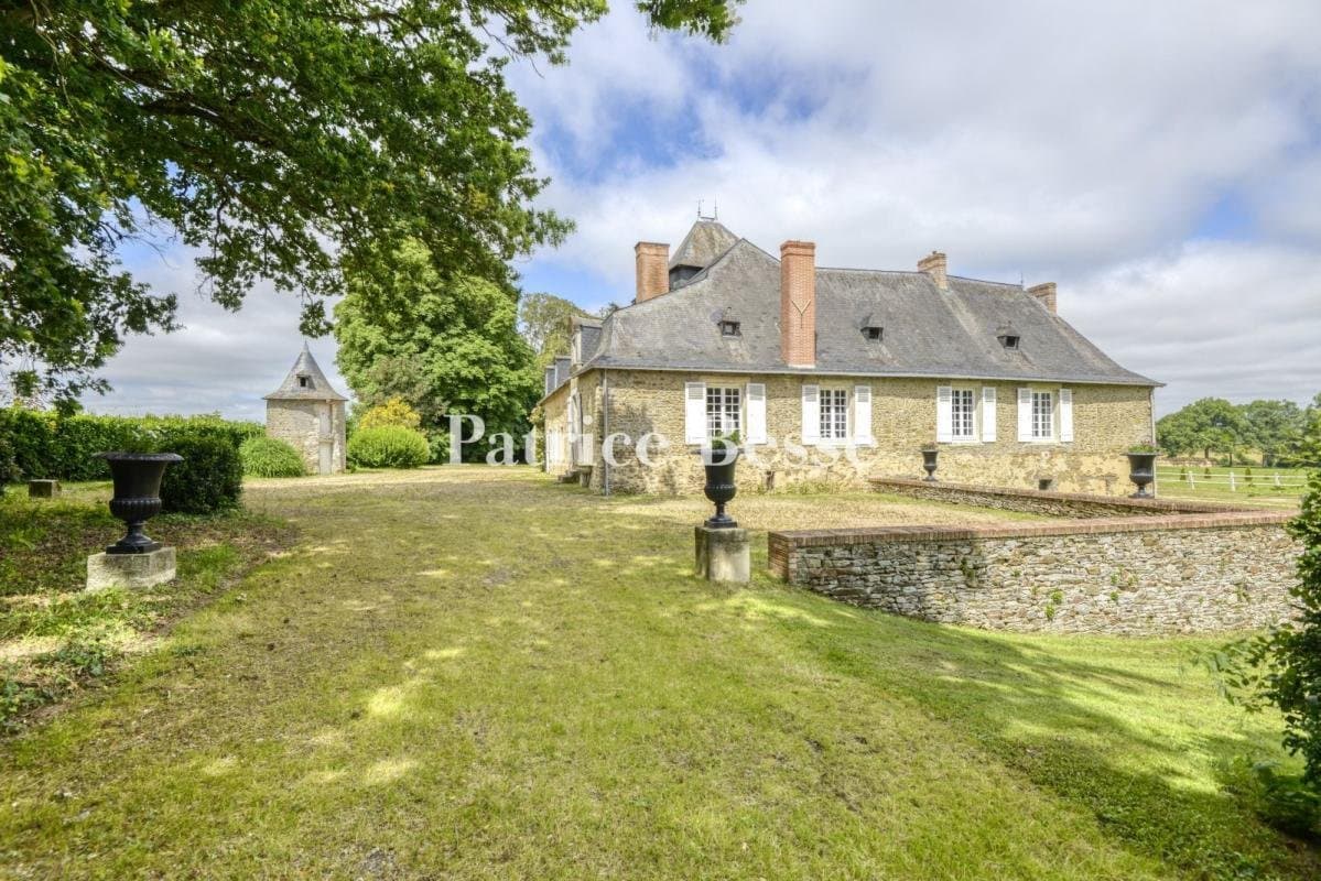 16th And 18th Century Manor With Outbuildings In 10 Hectares Of Parkland 5