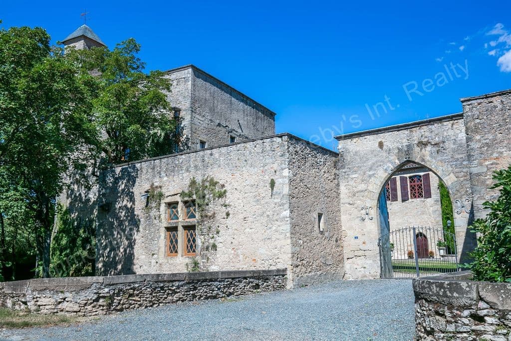 Historic Medieval Castle With Gites And Swimming Pool 4