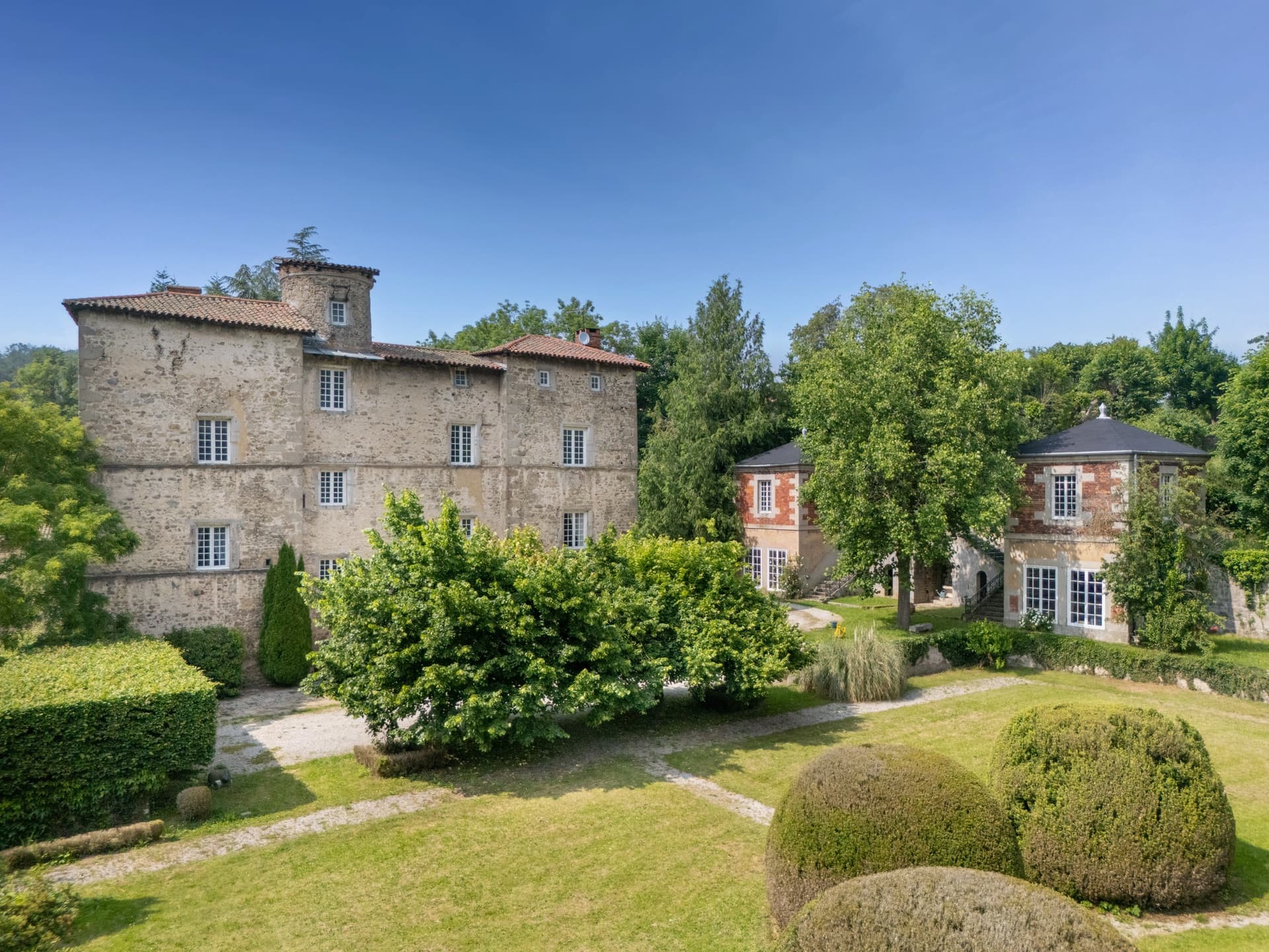 Historic 13th Century Château Surrounded By Formal Gardens 3