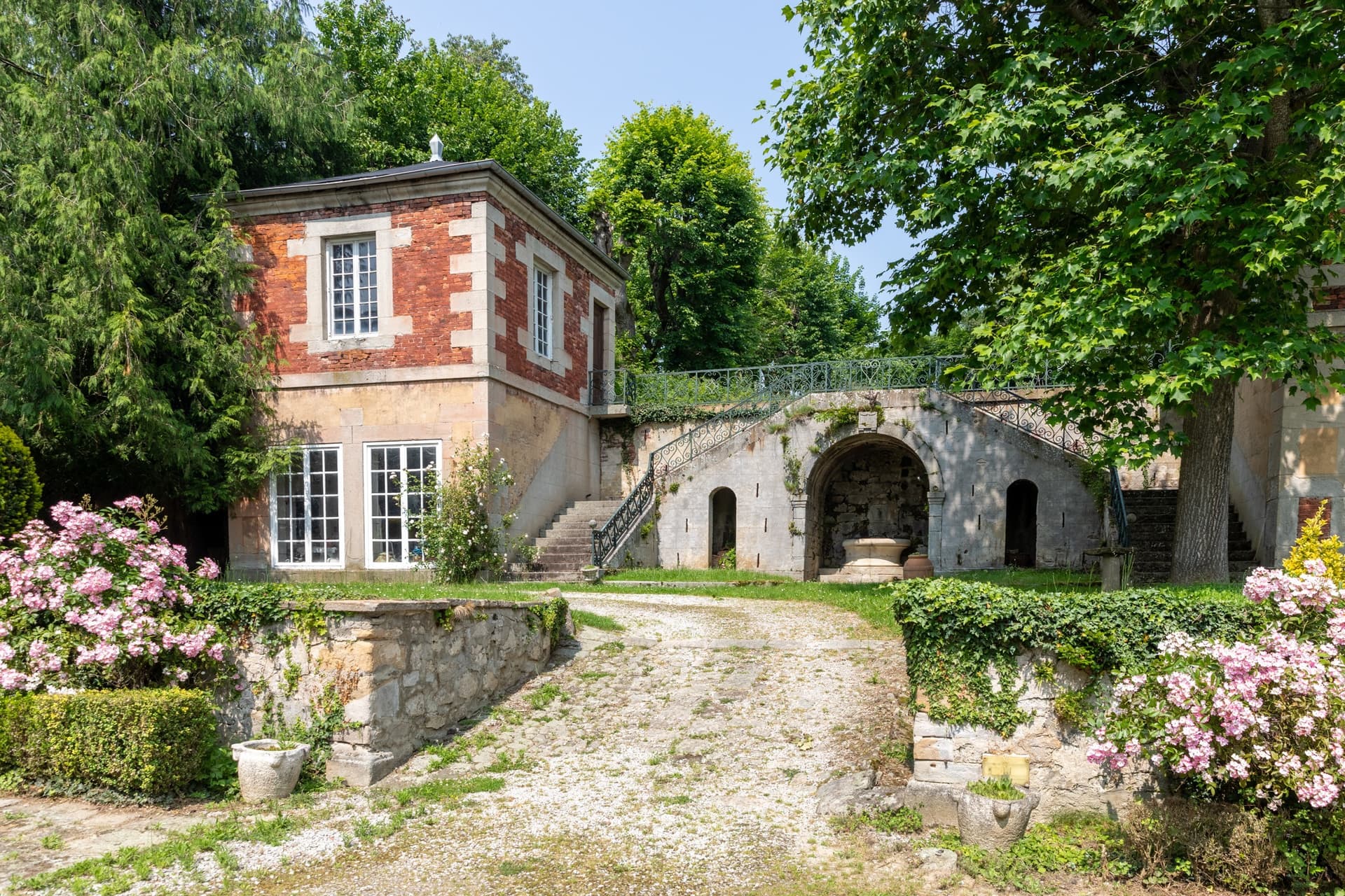 Historic 13th Century Château Surrounded By Formal Gardens 4