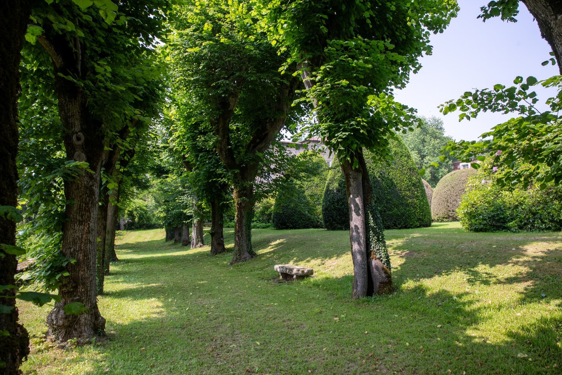 Historic 13th Century Château Surrounded By Formal Gardens 5