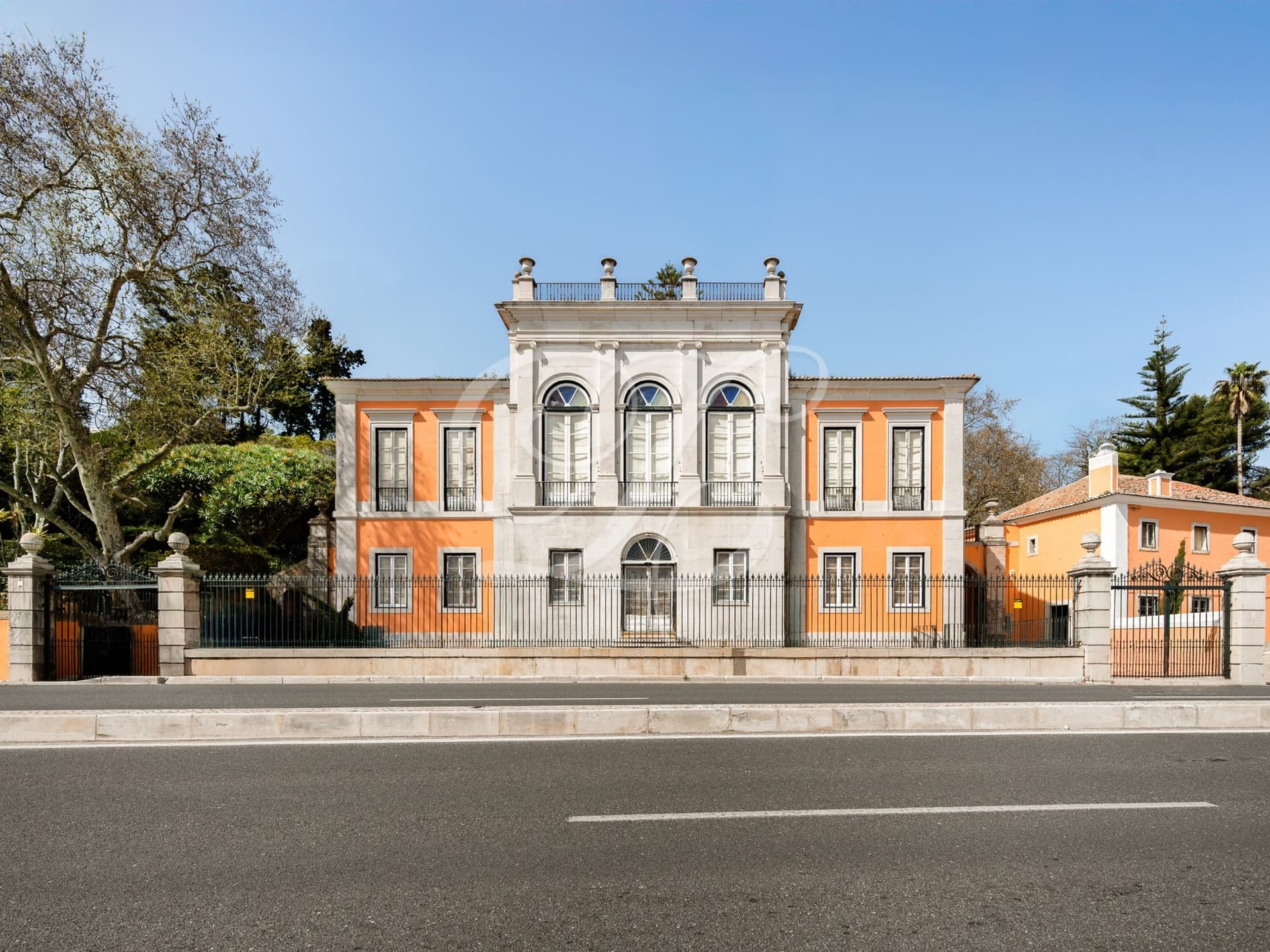 Historic Seafront Palace With Rooftop And Guest-House — Palace for sale in Paço de Arcos, Portugal