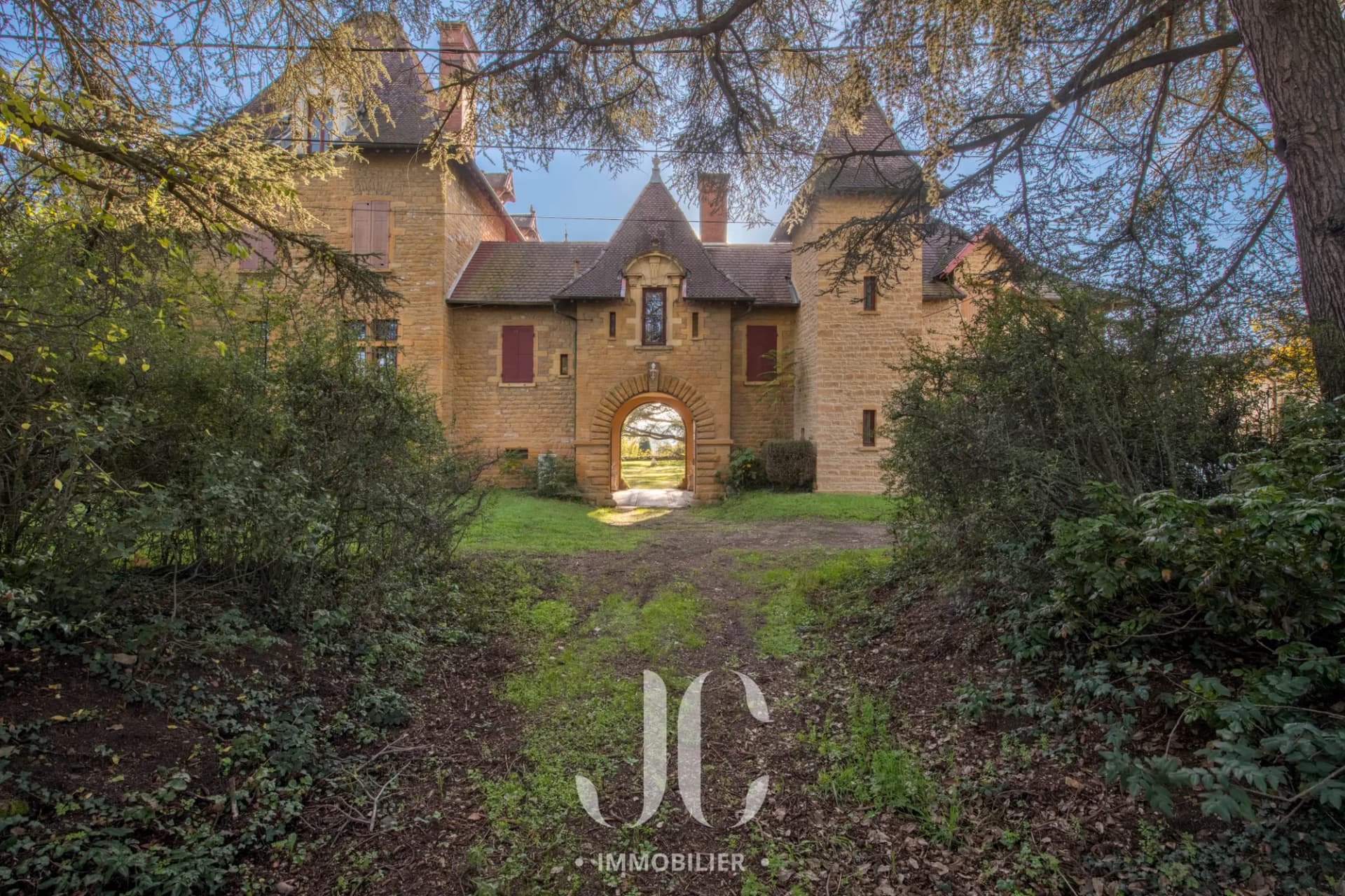 Characterful Residence with 860 Sqm Living Space and 13000 Sqm Park