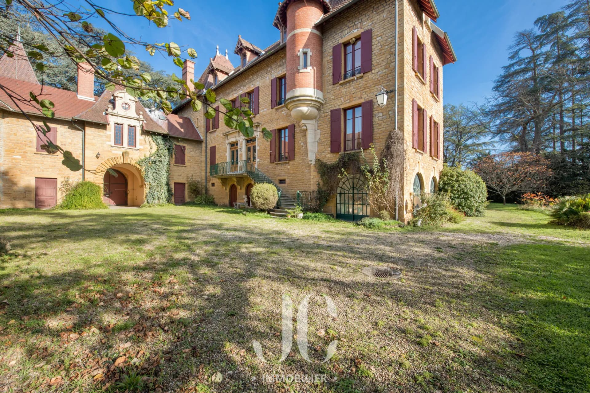 Characterful Residence with 860 Sqm Living Space and 13000 Sqm Park 2