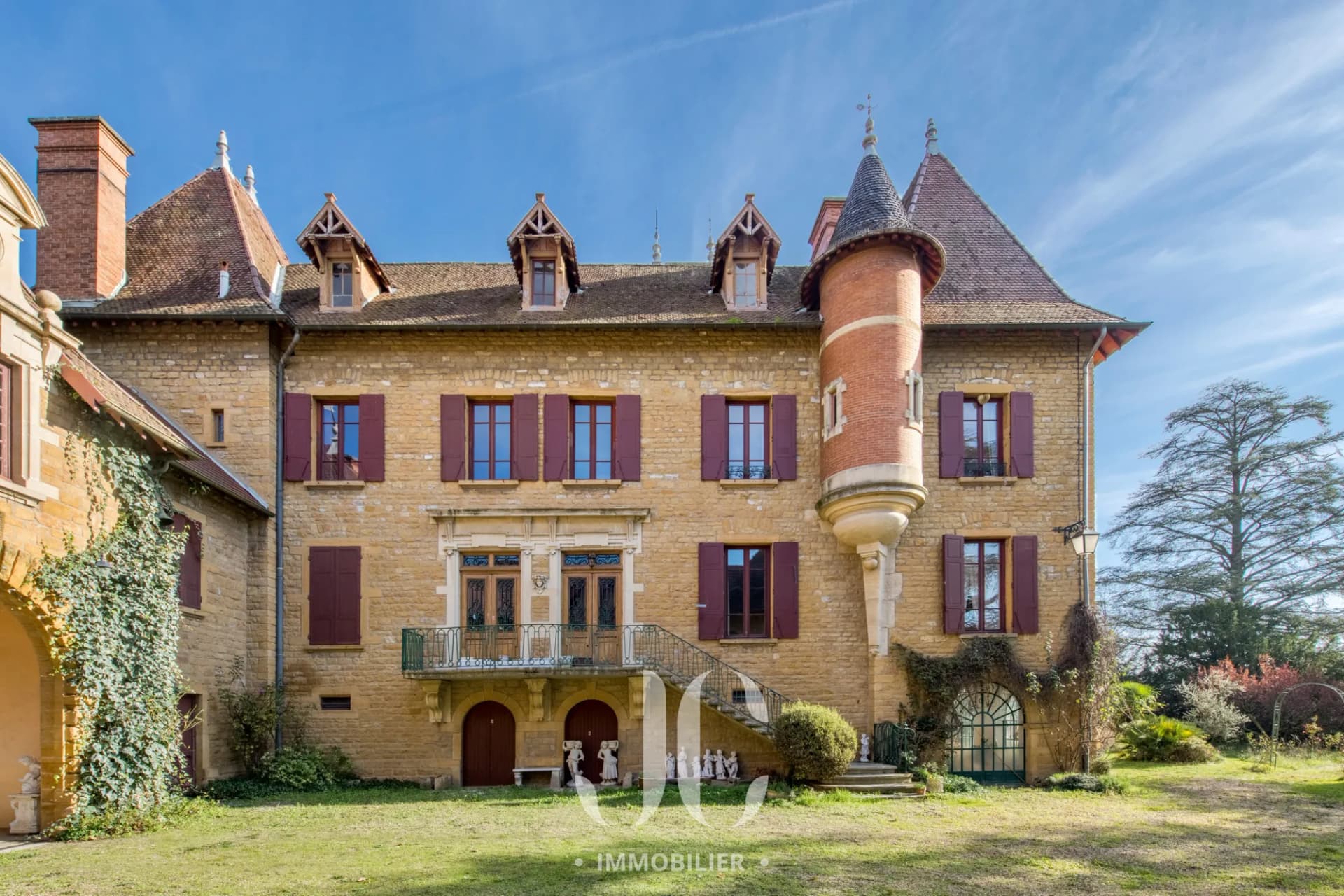 Characterful Residence with 860 Sqm Living Space and 13000 Sqm Park 3