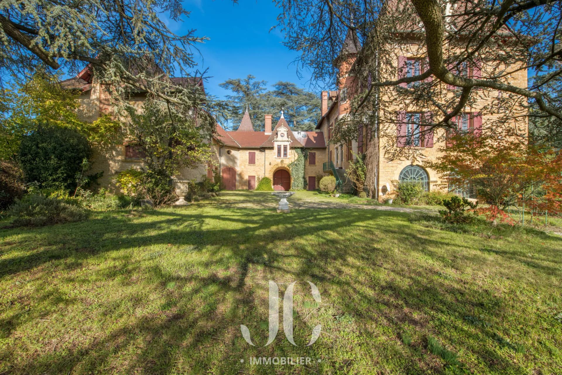Characterful Residence with 860 Sqm Living Space and 13000 Sqm Park 5