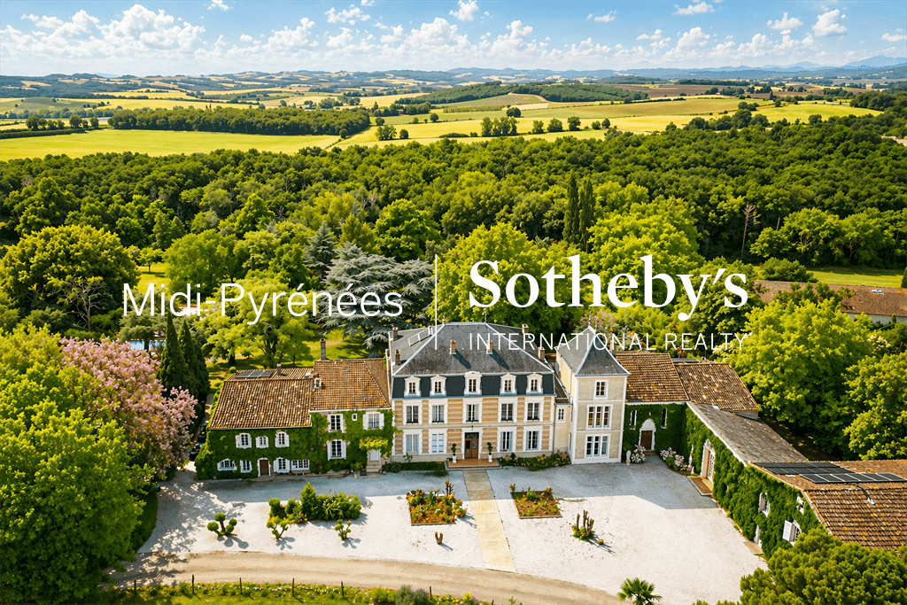 Majestic 19th Century Château With Extensive Grounds And Event Facilities 3