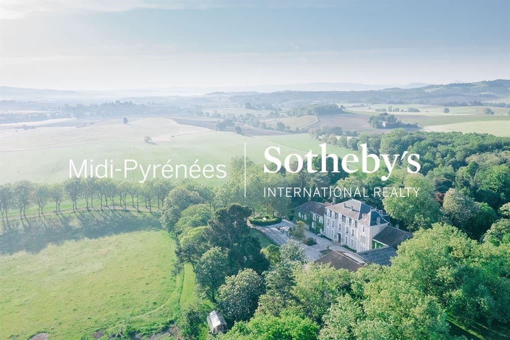 Majestic 19th Century Château With Extensive Grounds And Event Facilities 4
