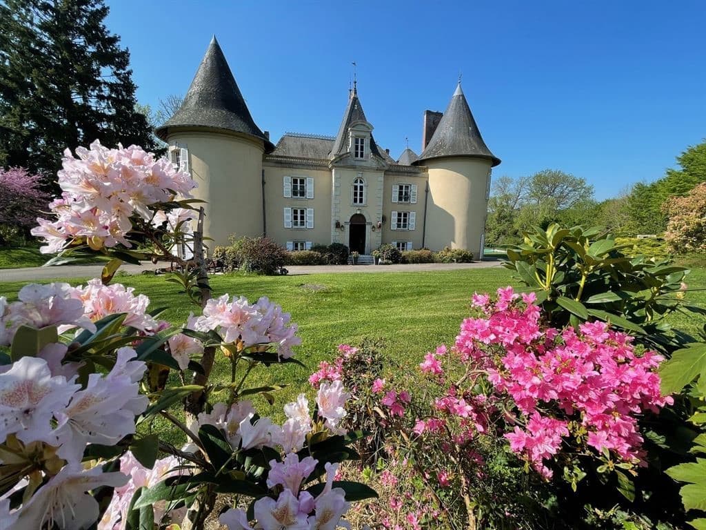 Elegant 18th Century Château With Pool And Tennis Court 2
