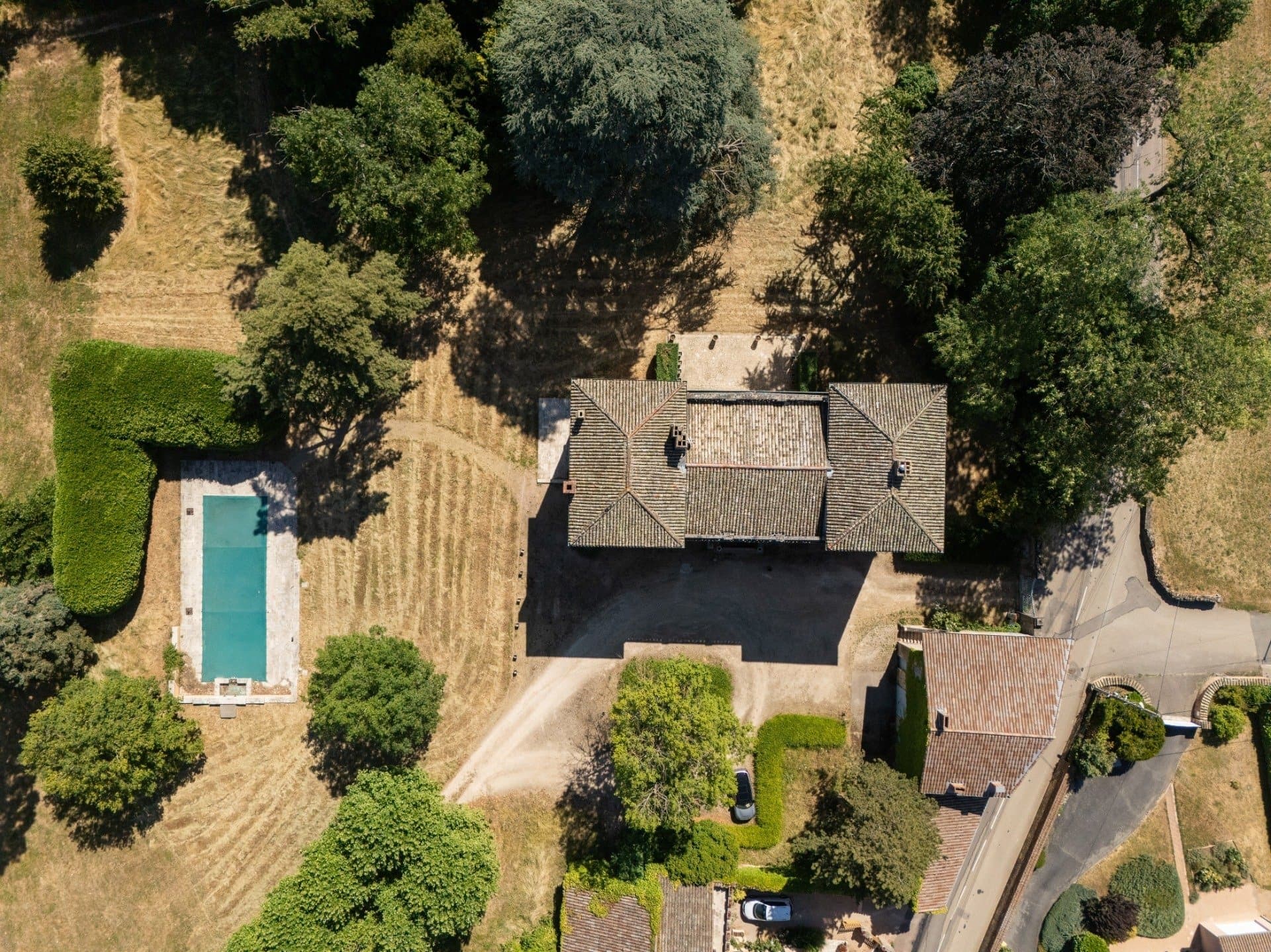 Elegant 19th Century Château in Burgundy's Prestigious Vineyards 2