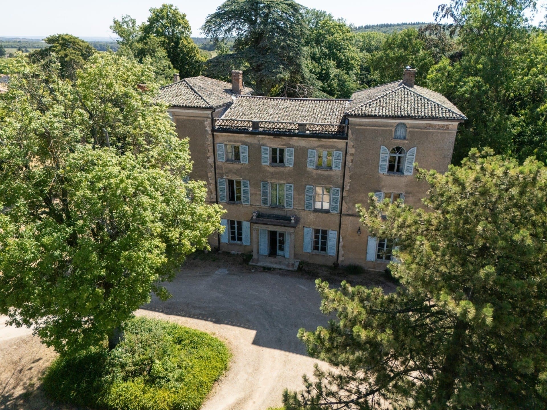 Elegant 19th Century Château in Burgundy's Prestigious Vineyards 3