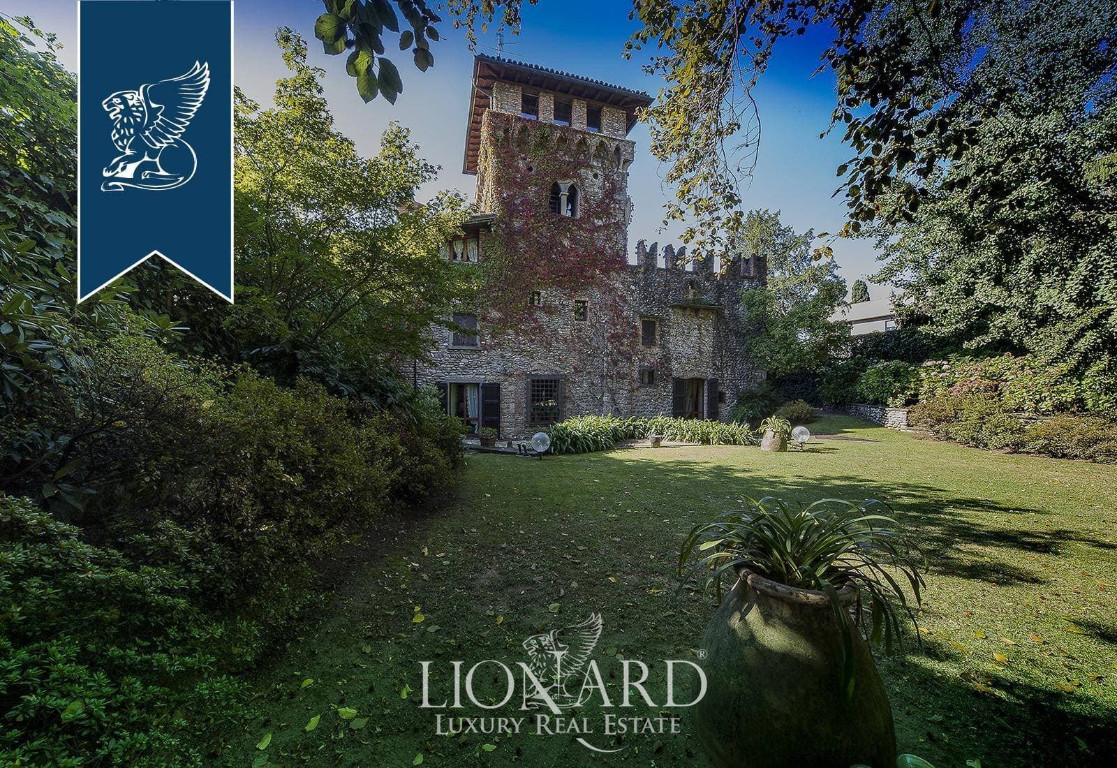 Historic Castle With Independent Building And Expansive Gardens 2