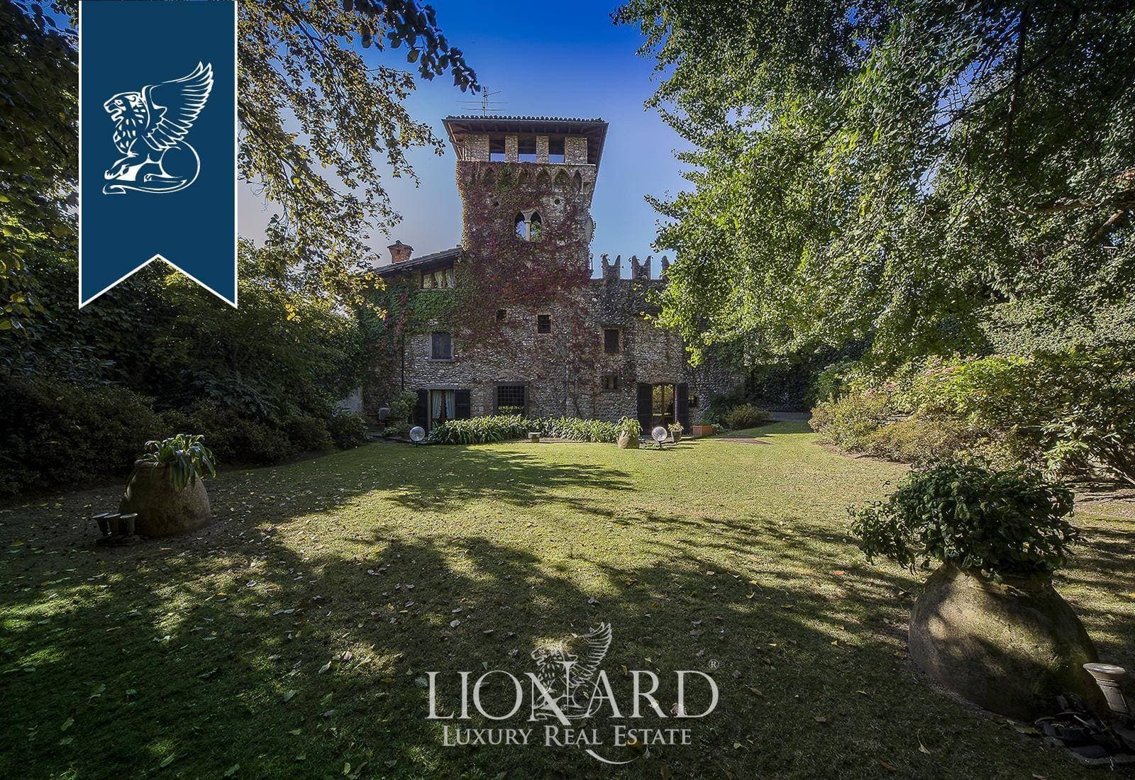 Historic Castle With Independent Building And Expansive Gardens 4