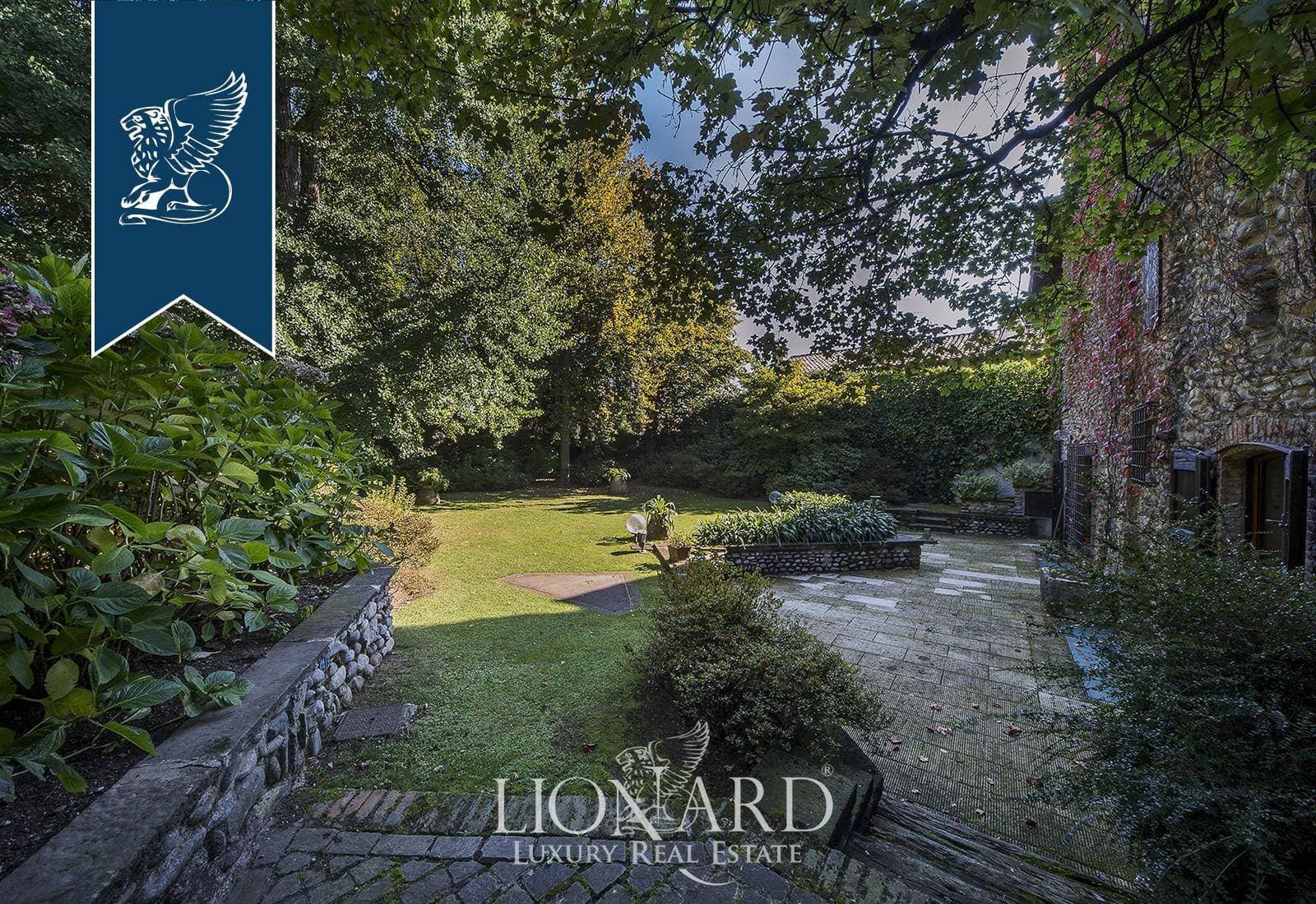 Historic Castle With Independent Building And Expansive Gardens 5
