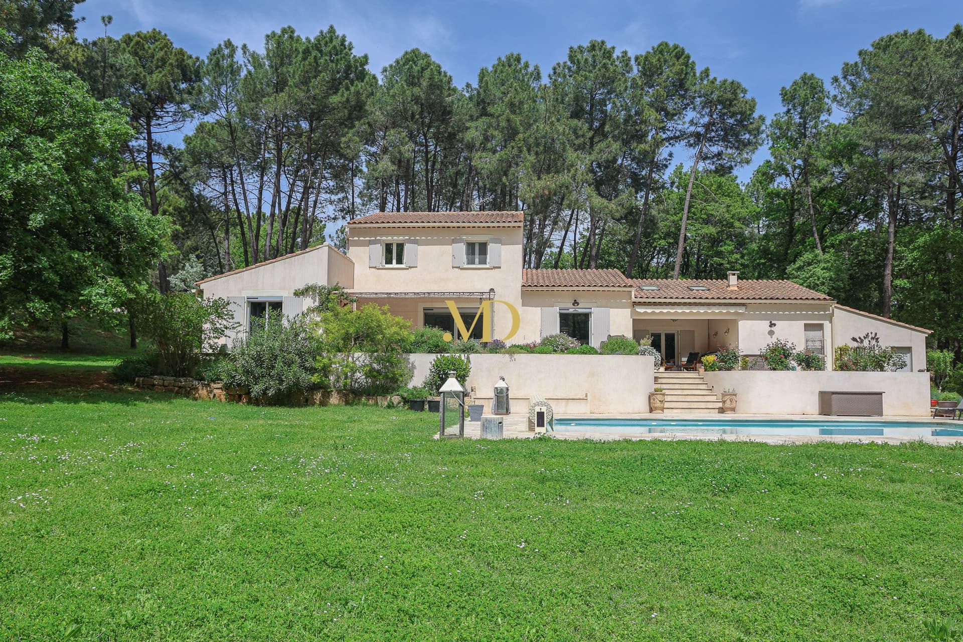 Beautiful House With Large Swimming Pool And Stone Terrace In Roussillon — in Vaucluse, Provence-Alpes-Côte d'Azur