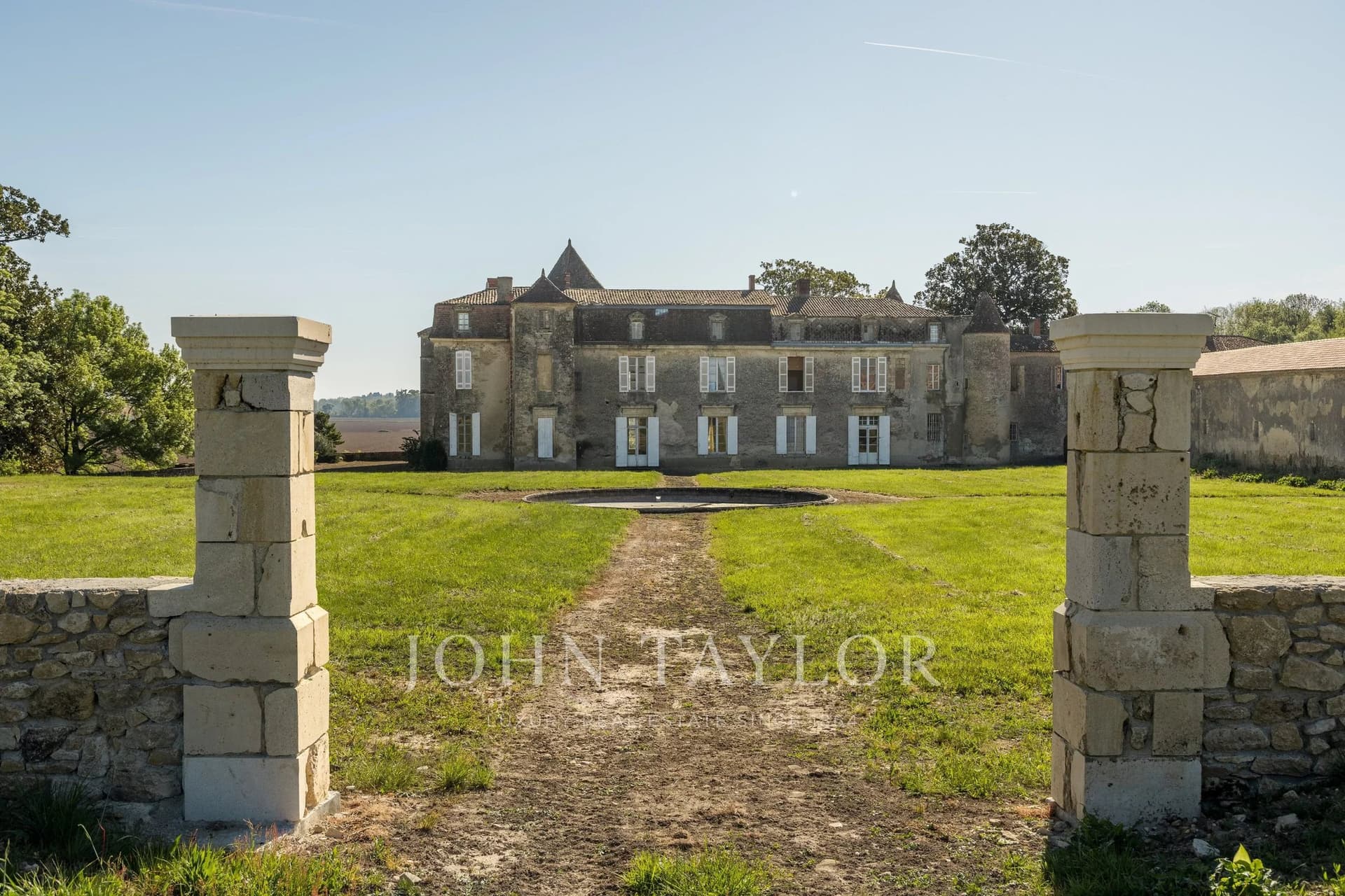 Historic Castle With Stunning Garonne Valley Views 2