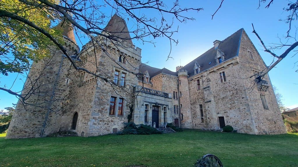Imposing 12th Century Castle With Extensive Grounds And Outbuildings 2