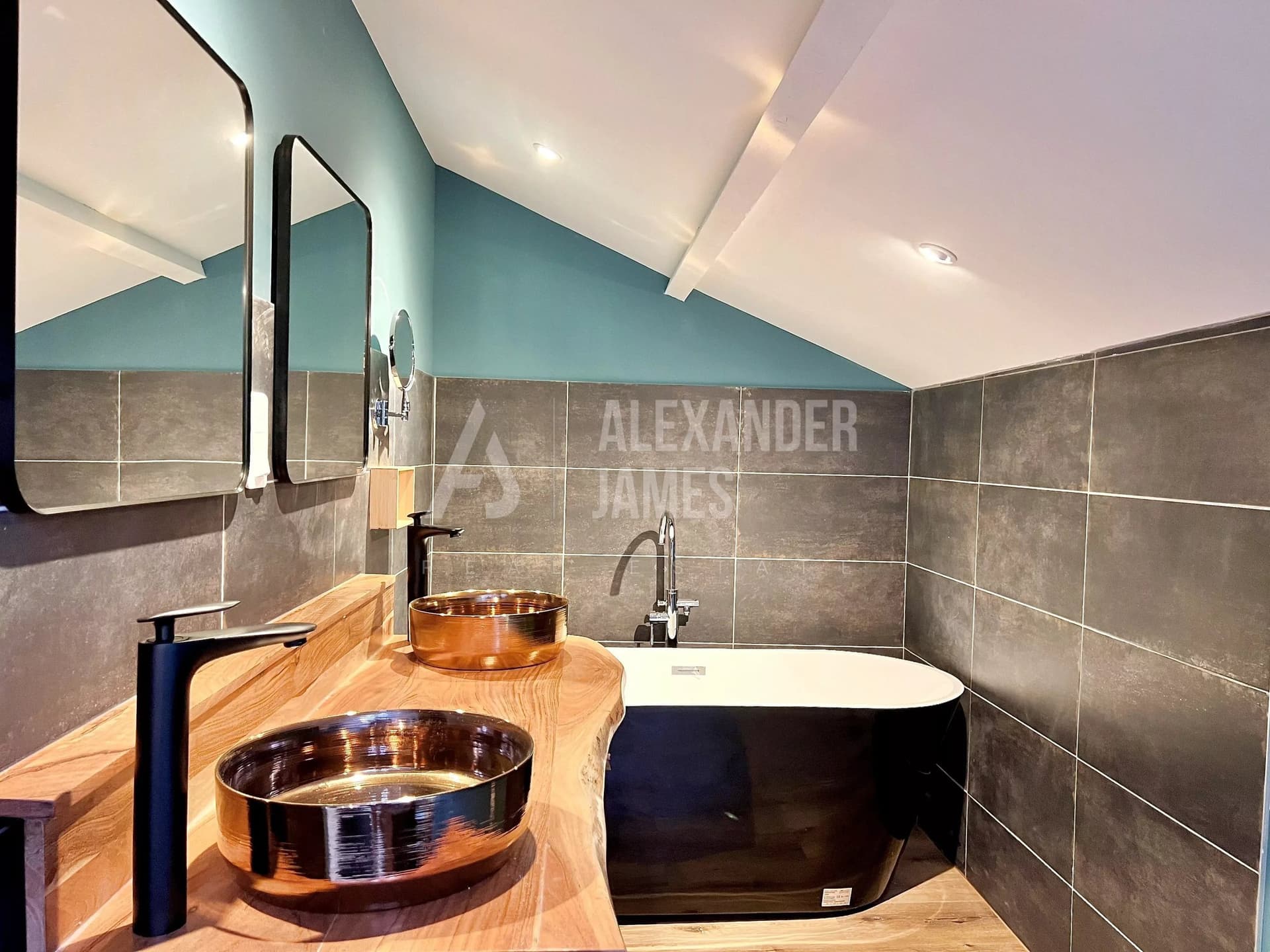 Stunning Château With Over 20 Rooms And Two Restaurants 3