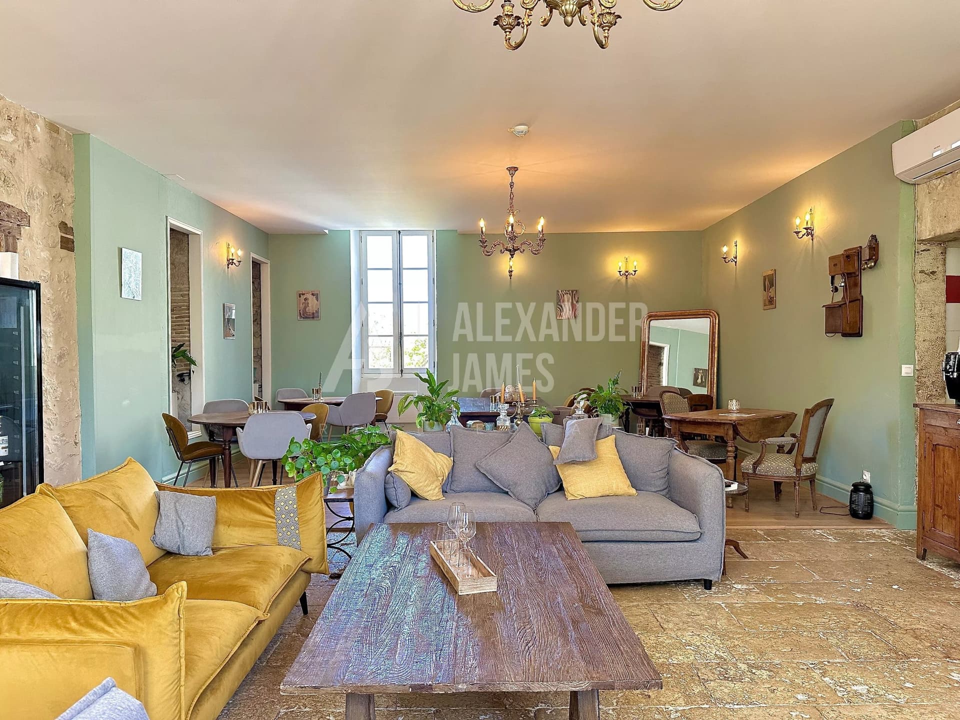 Stunning Château With Over 20 Rooms And Two Restaurants 4