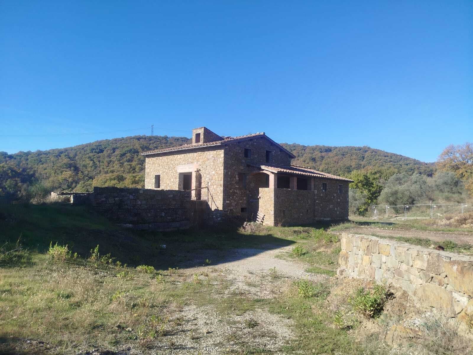 Historic Castle in Tuscany with Restoration Potential — in Italy