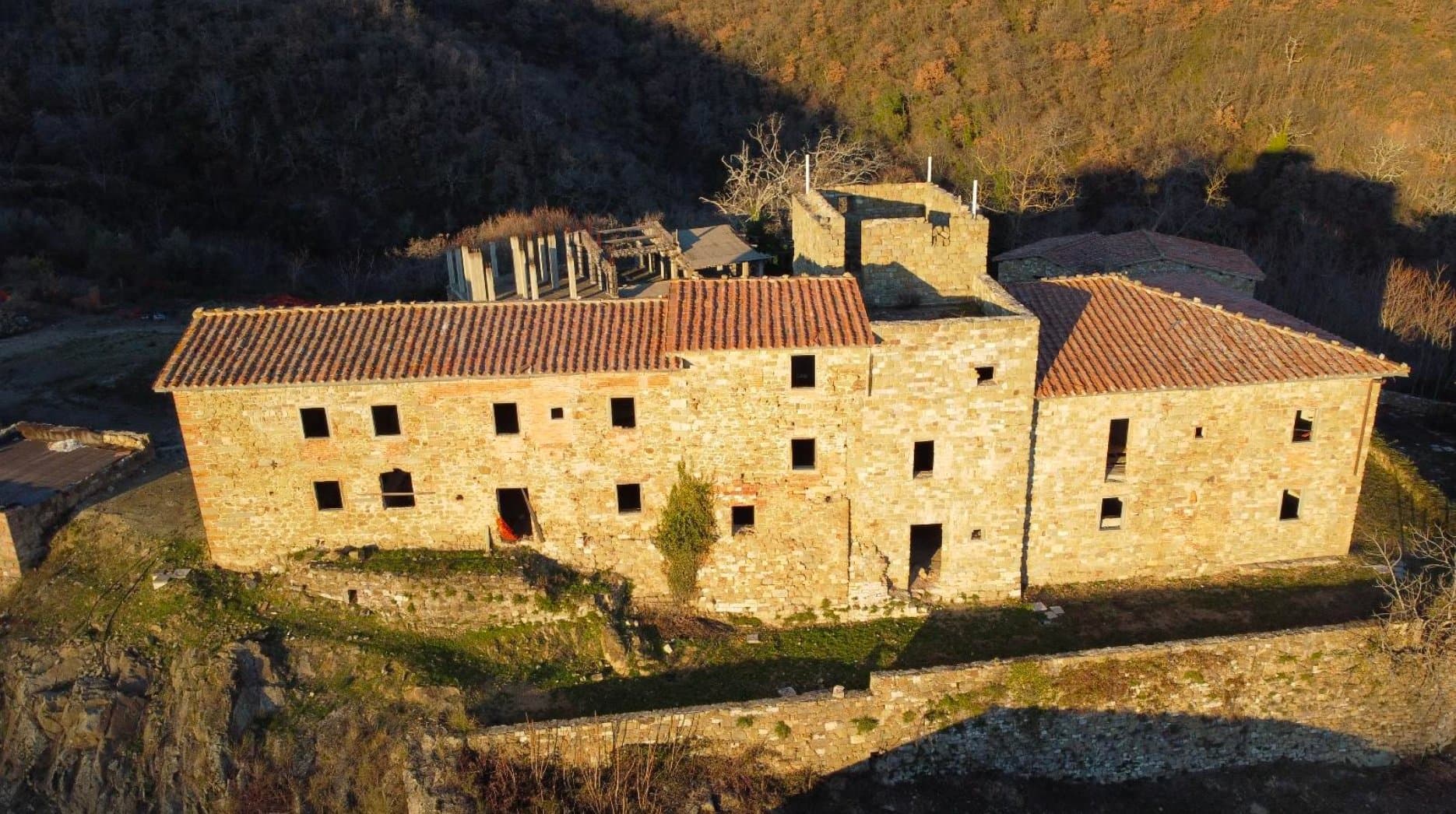 Historic Castle in Tuscany with Restoration Potential 4